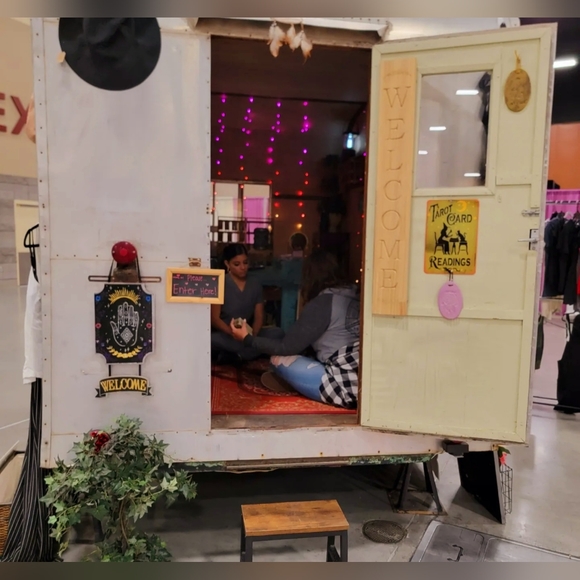 Meet your Posher, Alisha - Picture 1 of 5